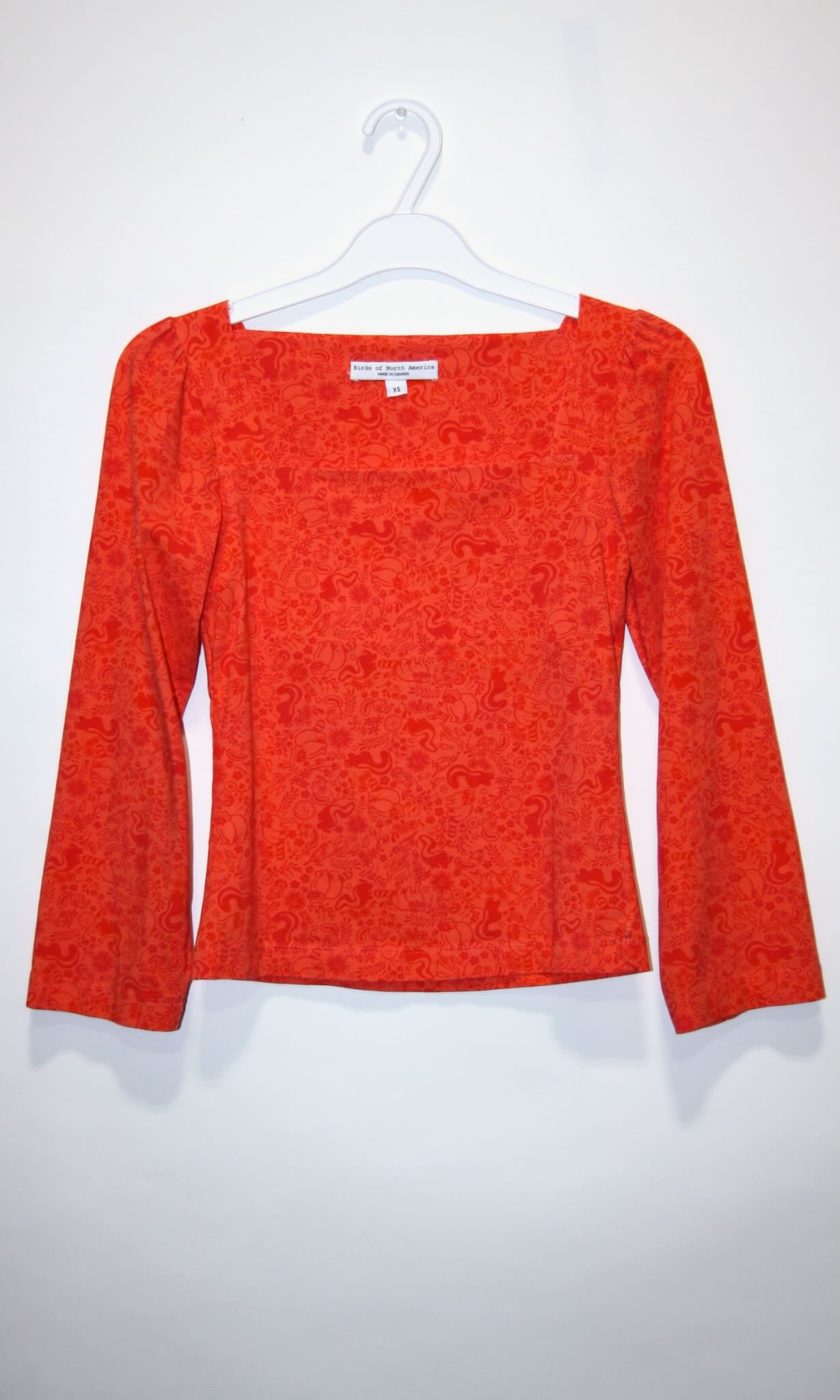 RN1603 - XS - Whiptail Top - Strawberry Skunks