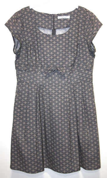 RN1691 - 16 - Peppershrike Dress - Grey