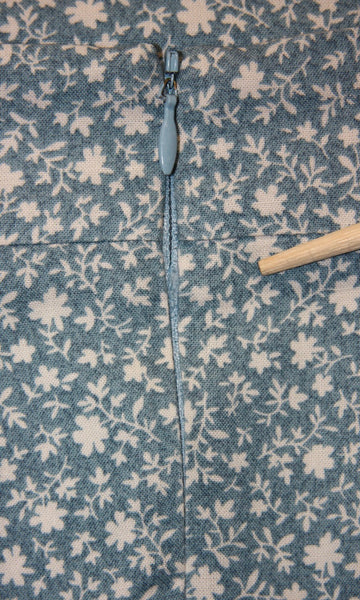 RN280 - 4 - Shoveler Skirt - Blue Floral